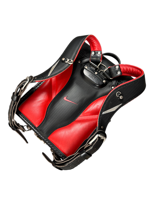 Nike Randoseru black and red - harness at an angle with red lining