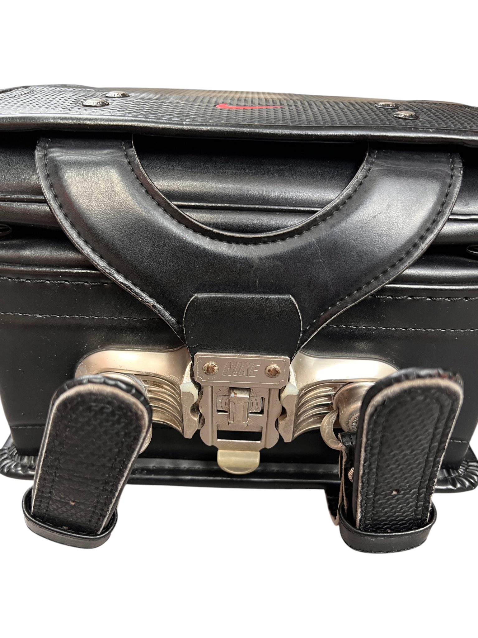 Nike Randoseru black and red - one-touch automatic lock mechanism