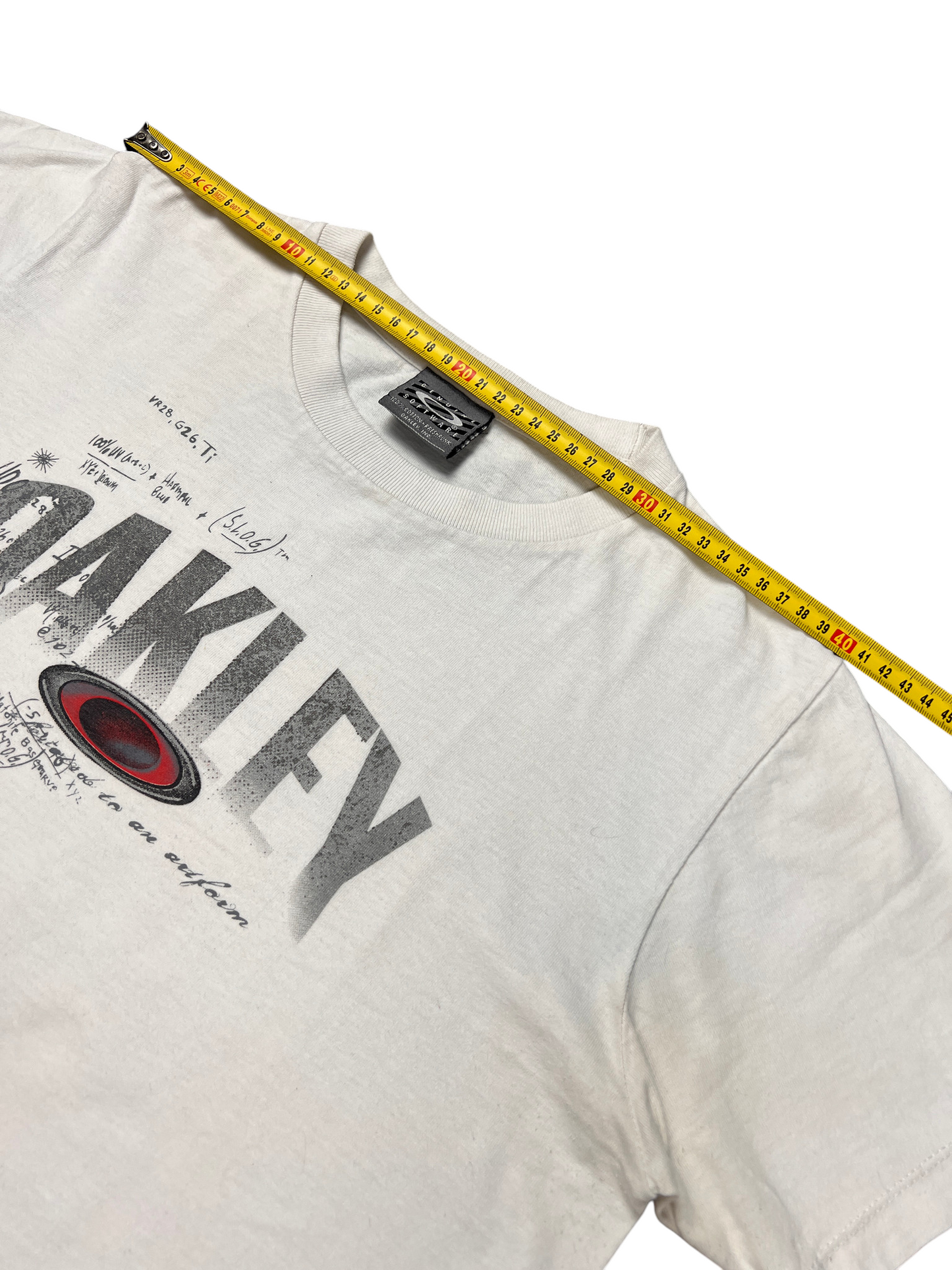 Shoulder to shoulder measurement of the Oakley Software tee, 44 cm